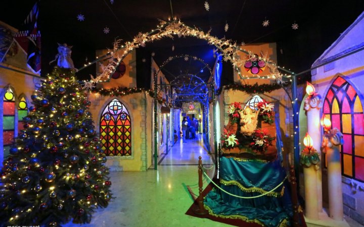 CHRISTMAS DECORATIONS at MUSEUM BOYS’